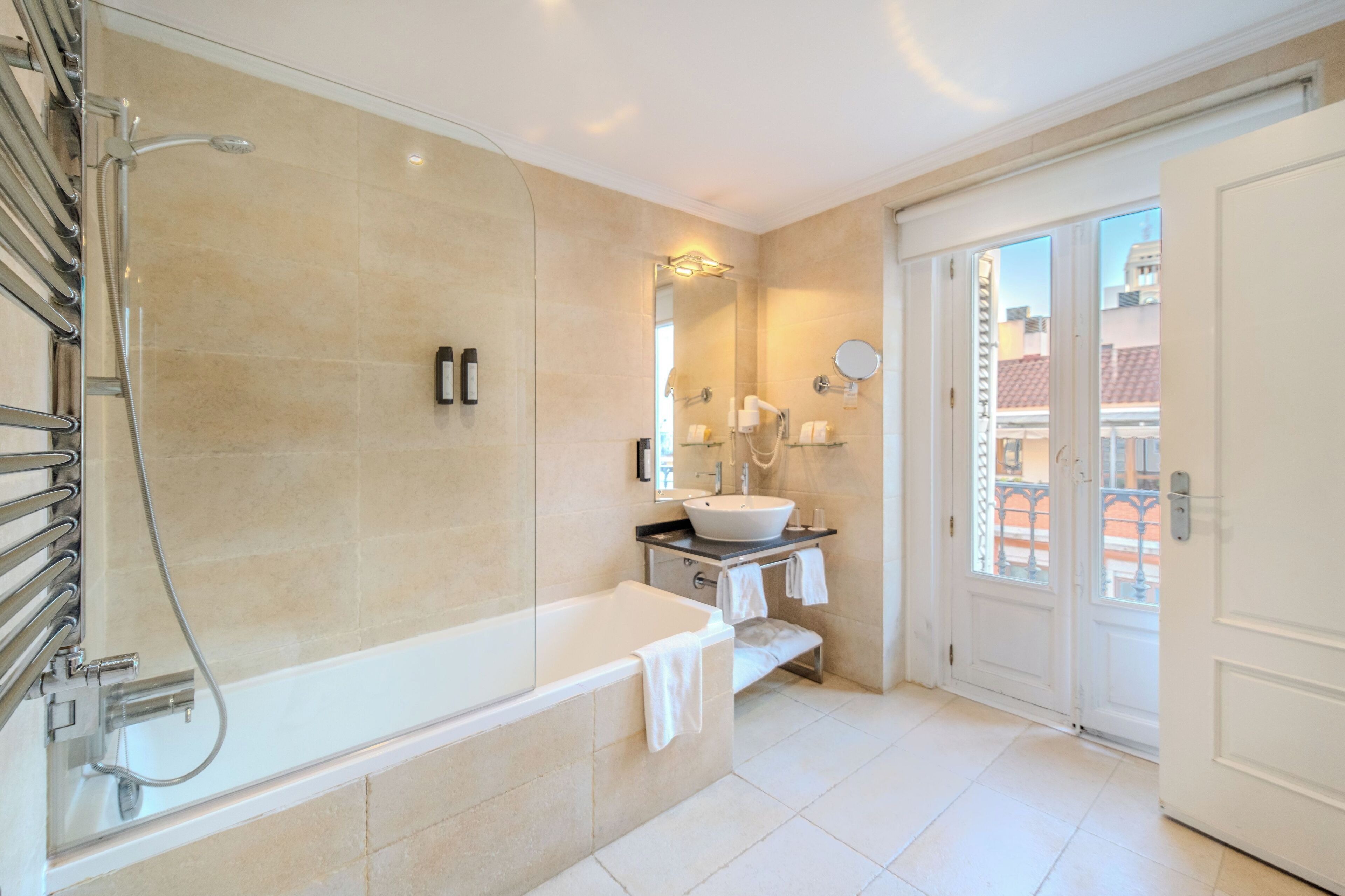 superior double or twin room, city view | bathroom | combined shower/bathtub, free toiletries, hair dryer, bidet