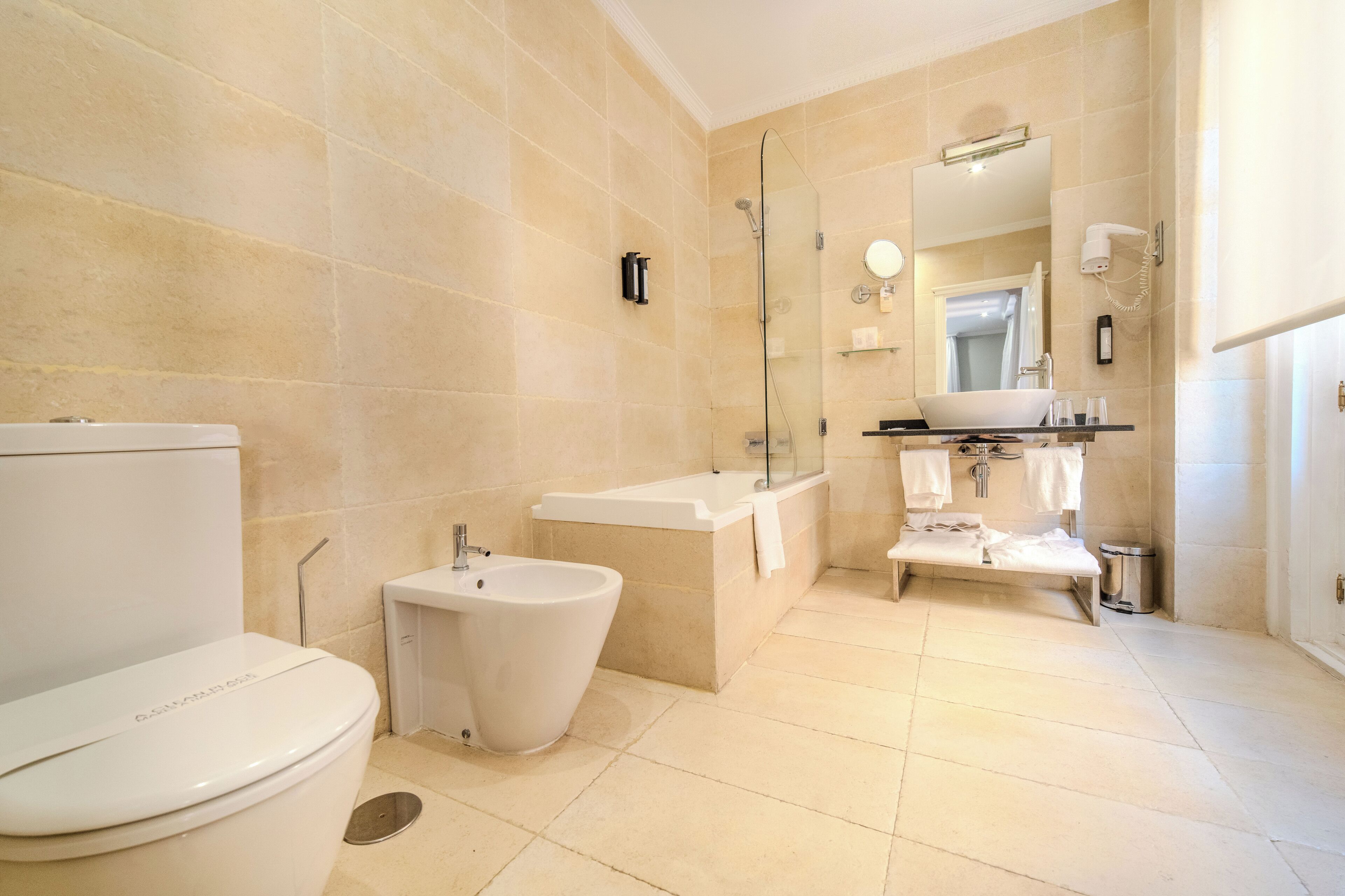 triple room, city view | bathroom | combined shower/bathtub, free toiletries, hair dryer, bidet