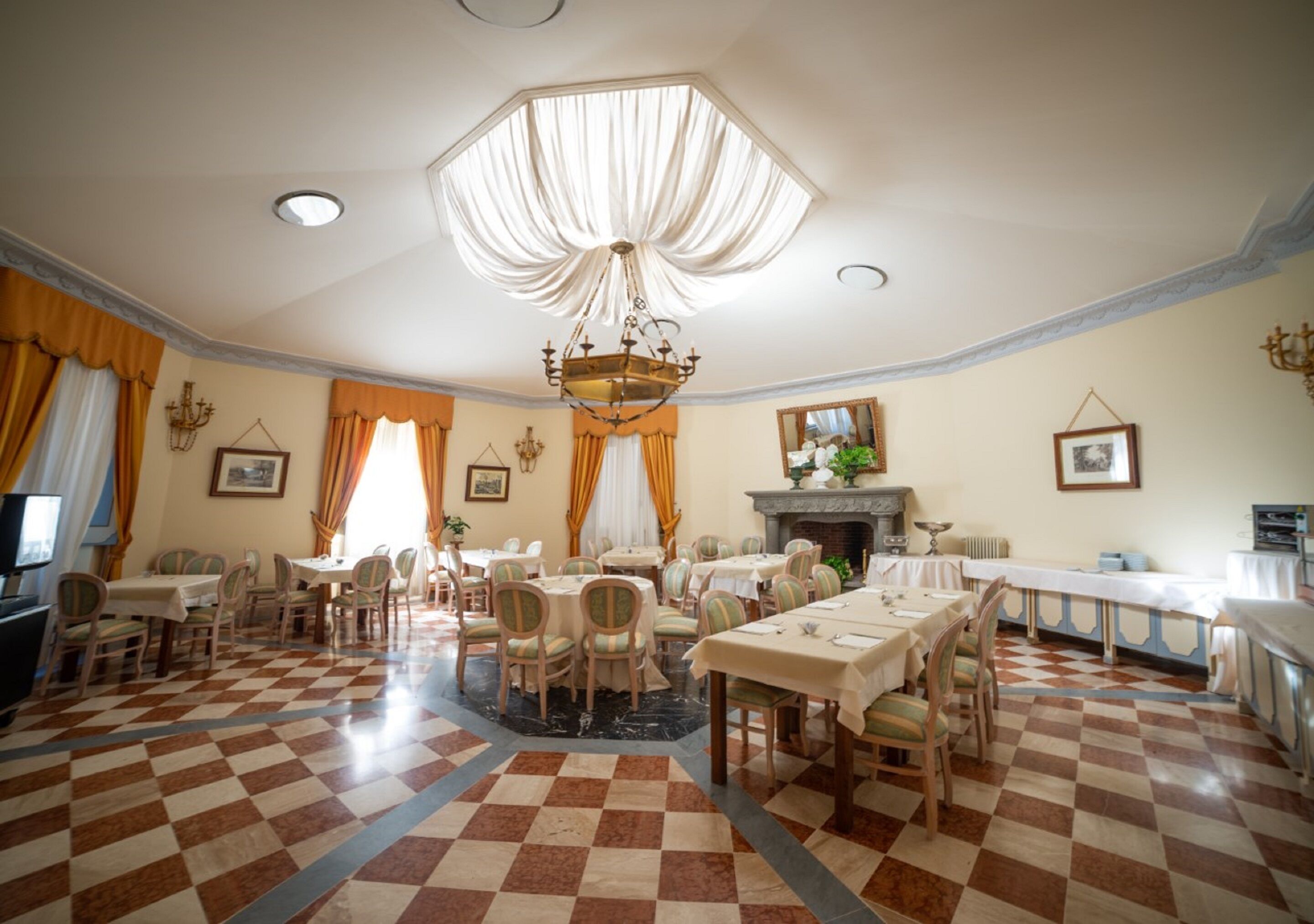 每日供应自助式早餐（每人 EUR 12）