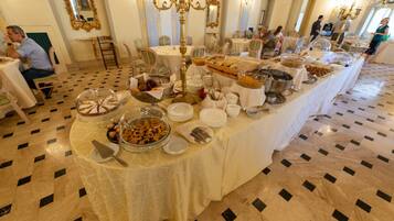Morgenmadsbuffet hver dag (12 EUR pr. person)