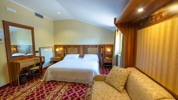 Superior-værelse til 3 personer | 1 soveværelse, minibar, pengeskab på værelset, skrivebord