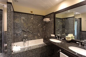 Suite (Magnifica) | Badkamer | Een haardroger, een bidet, handdoeken