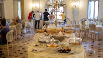 Tägliches Frühstücksbuffet gegen Gebühr