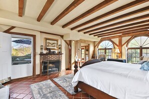 1850 Carriage House | Egyptian cotton sheets, premium bedding, free minibar