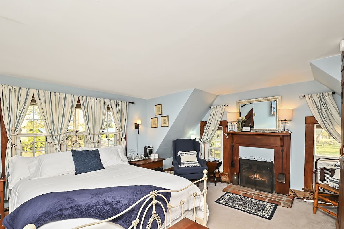 Deluxe Single Room, 1 Queen Bed, Fireplace