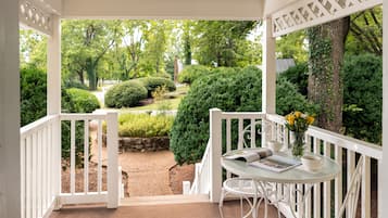 Deluxe Single Room, 1 King Bed, Fireplace | Terrace/patio