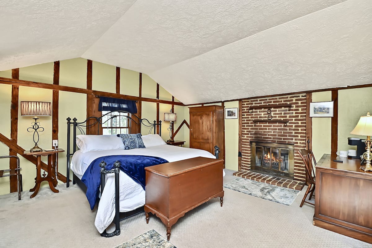 Deluxe Single Room, 1 King Bed, Fireplace