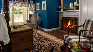 1870 Miss Marcie's Room | Egyptian cotton sheets, premium bedding, free minibar