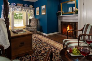 1870 Miss Marcie's Room | Egyptian cotton sheets, premium bedding, free minibar