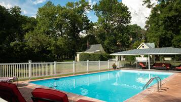 Hồ bơi ngoài trời phục vụ theo mùa, dù/ô trên bãi biển/hồ bơi