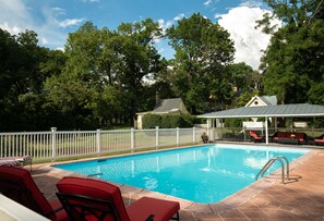 季节性开放的室外游泳池，池畔遮阳伞，日光浴躺椅