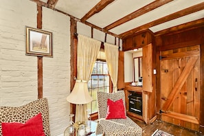 1796 Uncle Guy's House | Egyptian cotton sheets, premium bedding, free minibar