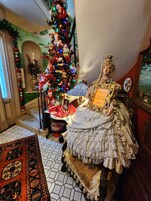 Flat-screen TV, fireplace, DVD player