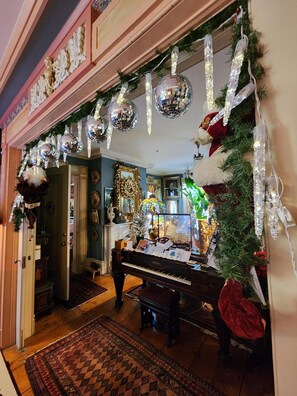 Televisión de pantalla plana, chimenea y reproductor de DVD 