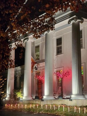 Vista frontal de la propiedad