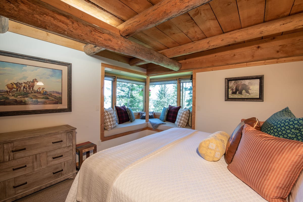 Gunslinger Suite | Premium bedding, down comforters, in-room safe, individually decorated
