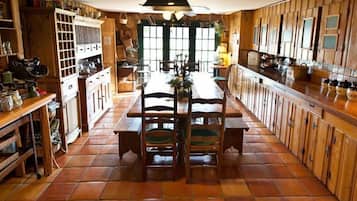Microondas, cafetera/tetera, servilletas de papel, mesa de comedor