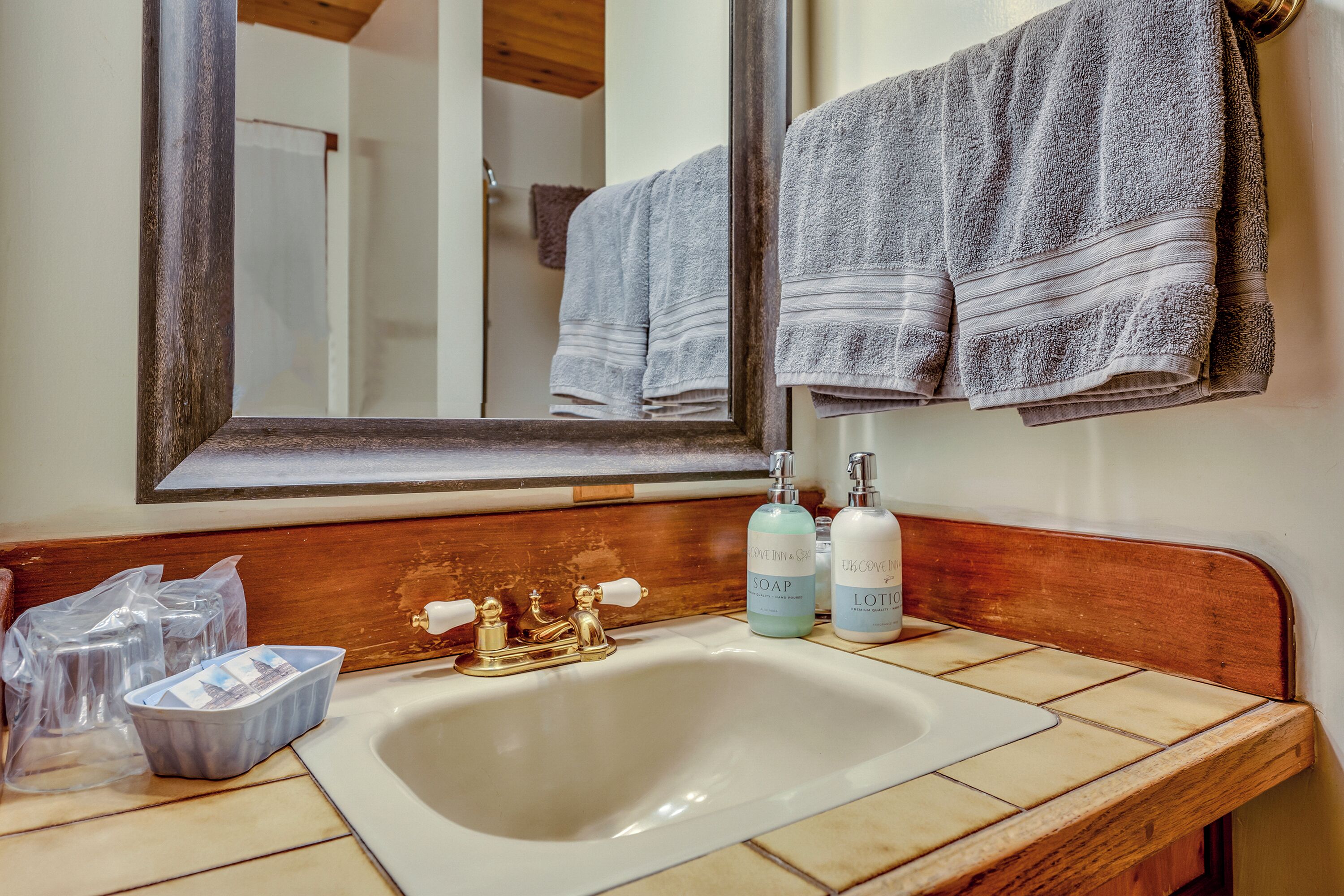 Bavarian (Pet Friendly) | Bathroom | Free toiletries, hair dryer, bathrobes, towels