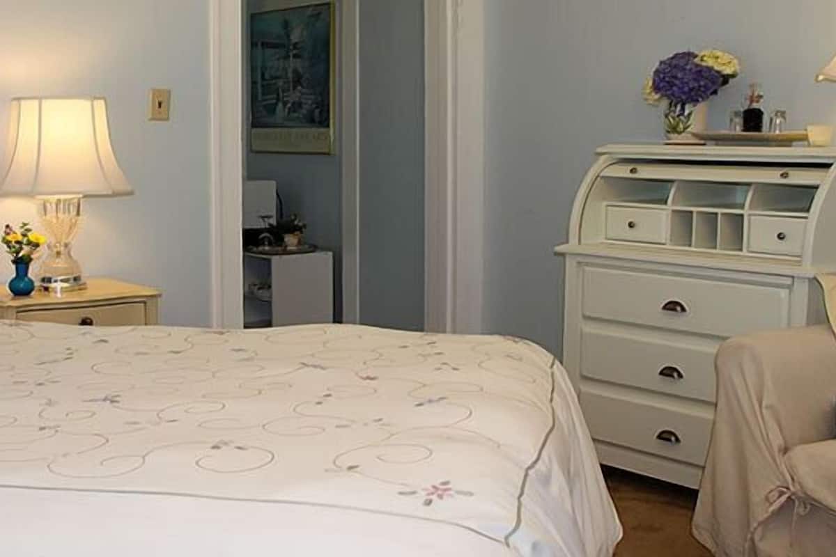 Molly's Garden (Pet friendly) | Soundproofing, iron/ironing board, free WiFi, bed sheets
