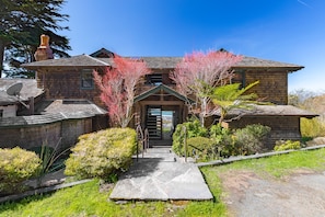 Front of property - Elk Cove Inn & Spa (Elk)