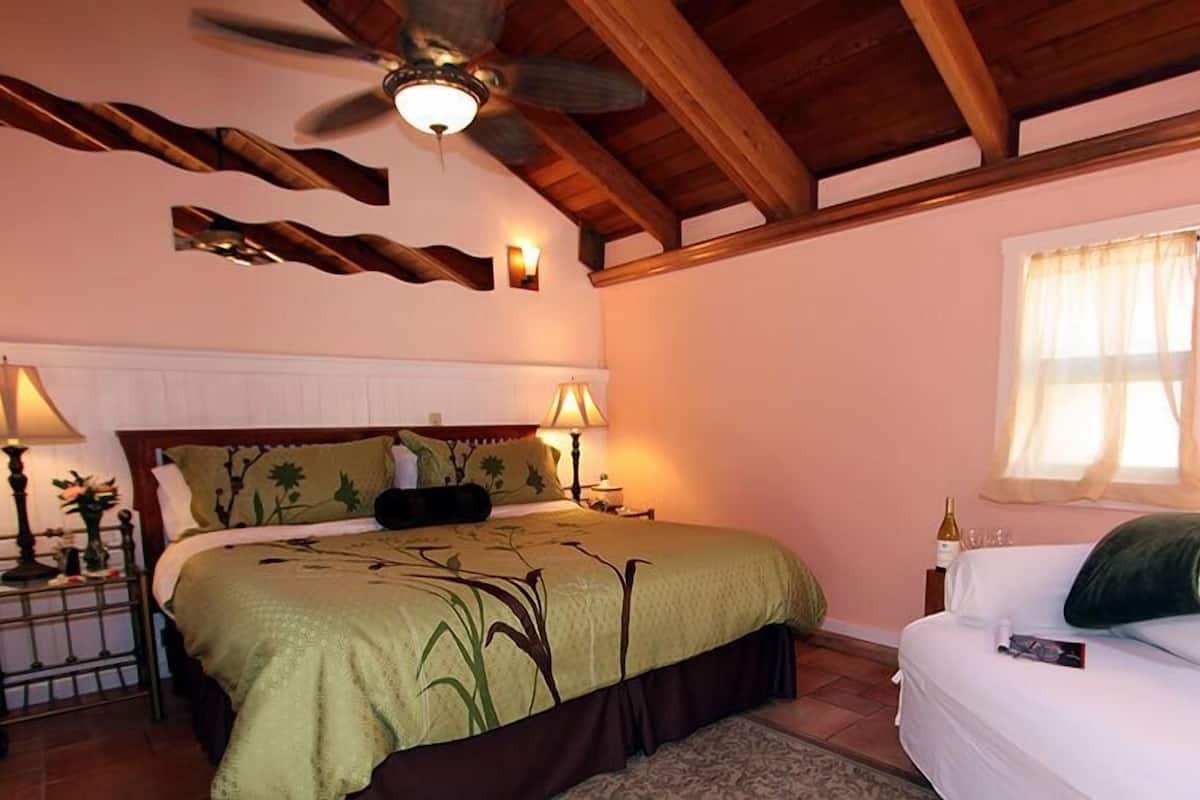 Hideaway (Pet Friendly) | Soundproofing, iron/ironing board, free WiFi, bed sheets