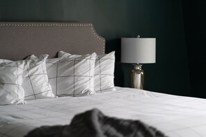 Classic Room (Standard Sunset) | Premium bedding, bed sheets - Sunset Hill House (Sugar Hill)