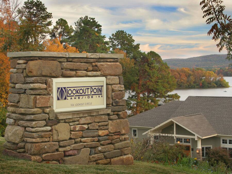 Um sinal de pedra com o texto 'LOOKOUT POINT LAKESIDE INN' e '104 LOOKOUT CIRCLE'.