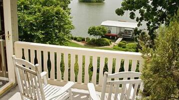 Rom, utsikt mot innsjø (Mountain View) | Balkong