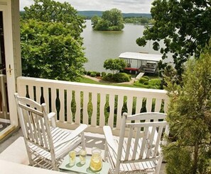Room, Lake View (Mountain View) | Balcony - Lookout Point Lakeside Inn (Hot Springs)