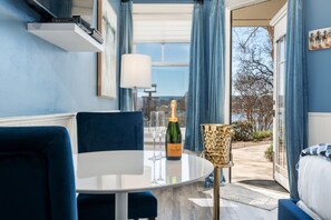 Superior Room, 1 Queen Bed, Terrace, Lake View | Premium bedding, iron/ironing board, free WiFi, bed sheets - Lookout Point Lakeside Inn (Hot Springs)