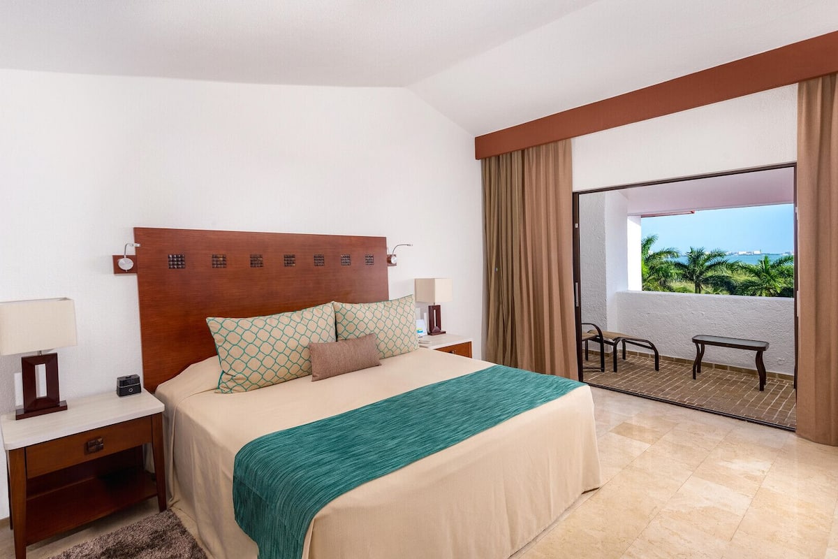 2 bedrooms, premium bedding, down comforters, pillowtop beds