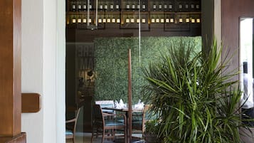 4 間餐廳,供應早餐、午餐和晚餐,美國料理
