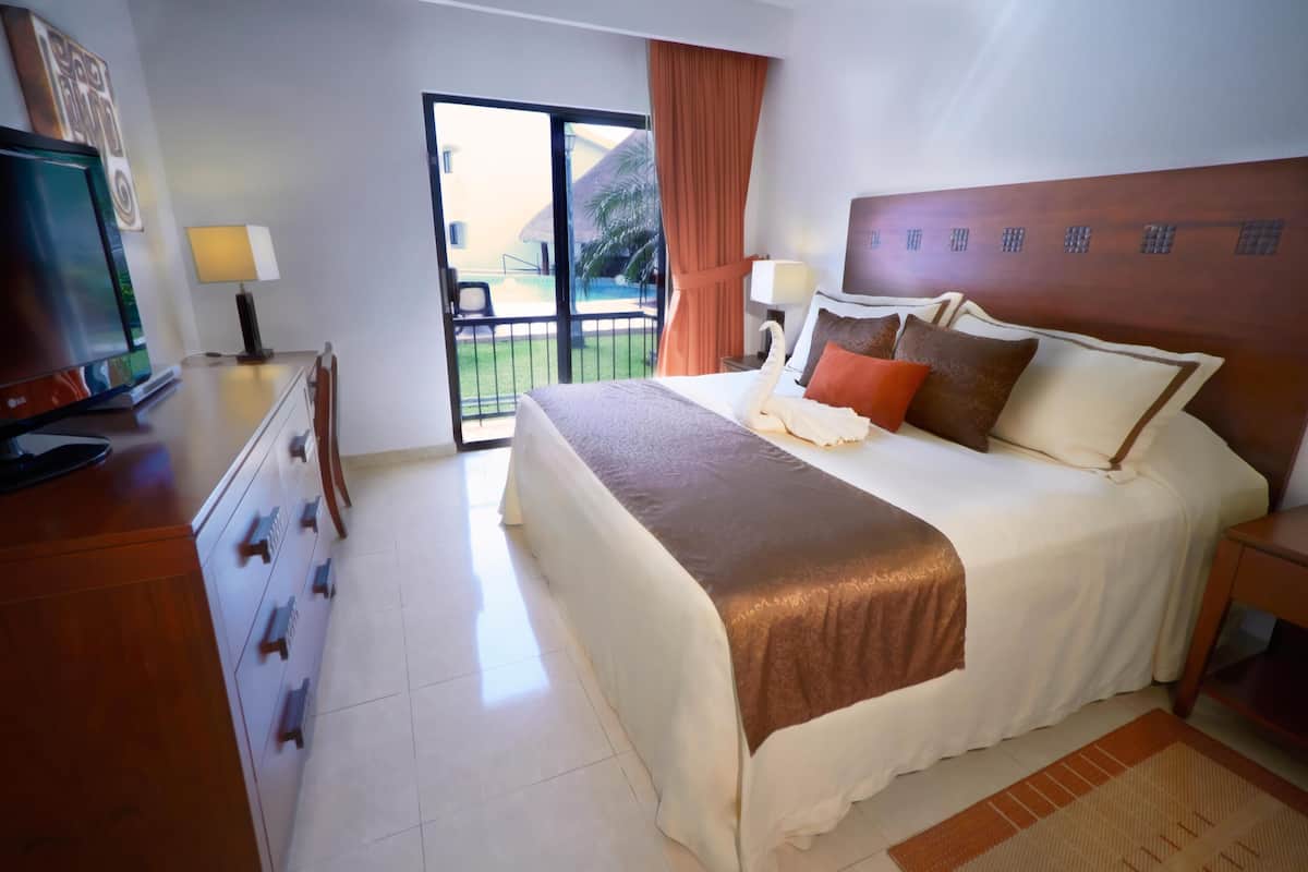 2 bedrooms, premium bedding, down comforters, pillowtop beds