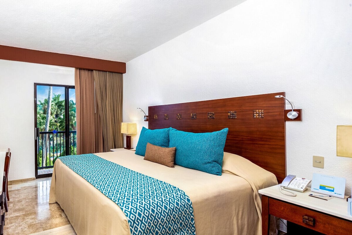2 bedrooms, premium bedding, down comforters, pillowtop beds