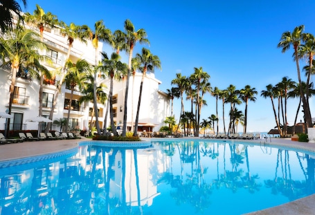 2 piscinas al aire libre, sombrillas, sillones reclinables de piscina