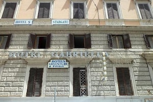 Un immeuble sur lequel on peut voir les enseignes « HÔTEL S », « STARGATE » et « HÔTEL SABRITELLA ».