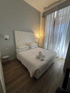 Hypo-allergenic bedding, down duvets, minibar, in-room safe - Hotel Gabriella (Rome)