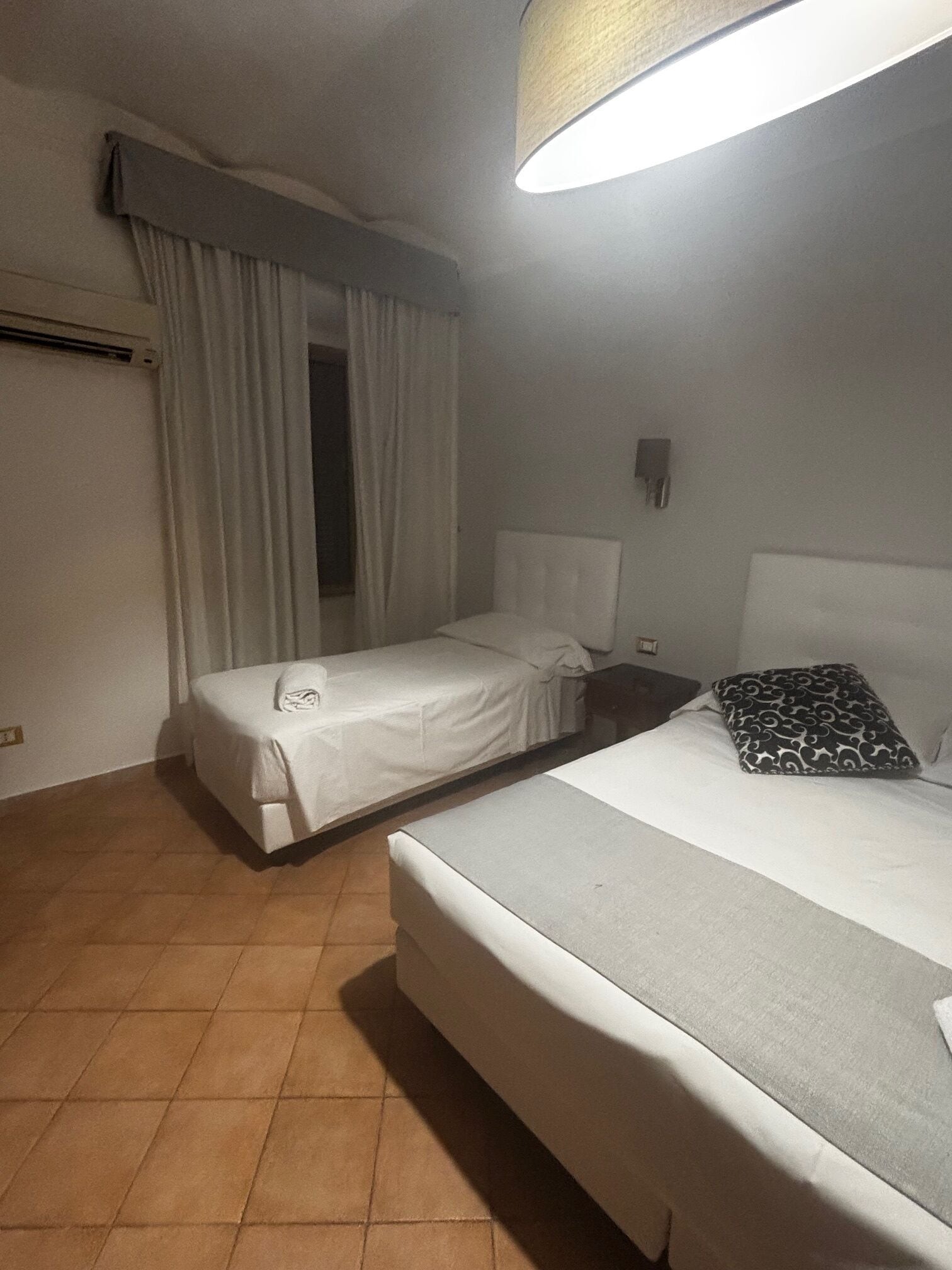 Literie hypoallergénique, couette en duvet d'oie, minibar