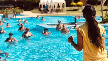 3 piscines couvertes, 3 piscines extérieures, chaises longues