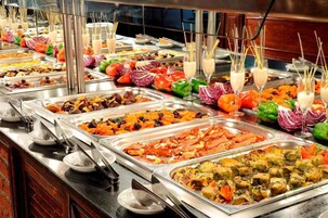 Un bufé con diversos alimentos y bebidas.