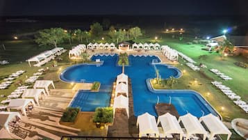 3 indoor pools, 3 outdoor pools, pool loungers