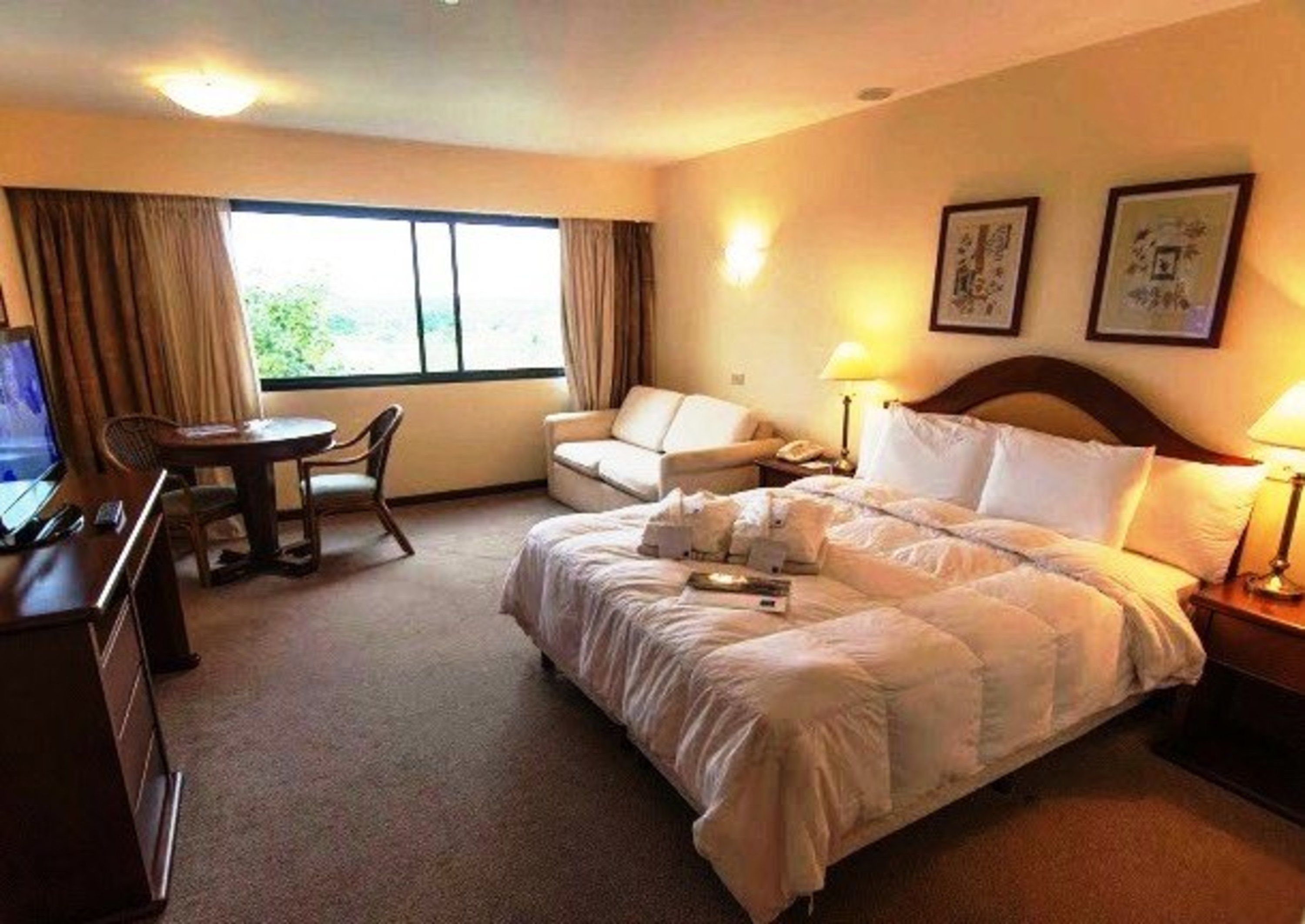 Minibar, coffres-forts dans les chambres, bureau