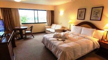 Minibar, coffres-forts dans les chambres, bureau