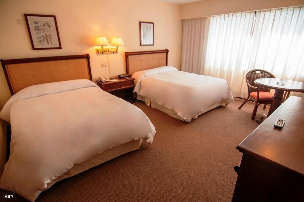 Minibar, coffres-forts dans les chambres, bureau