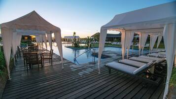 3 indoor pools, 3 outdoor pools, pool loungers