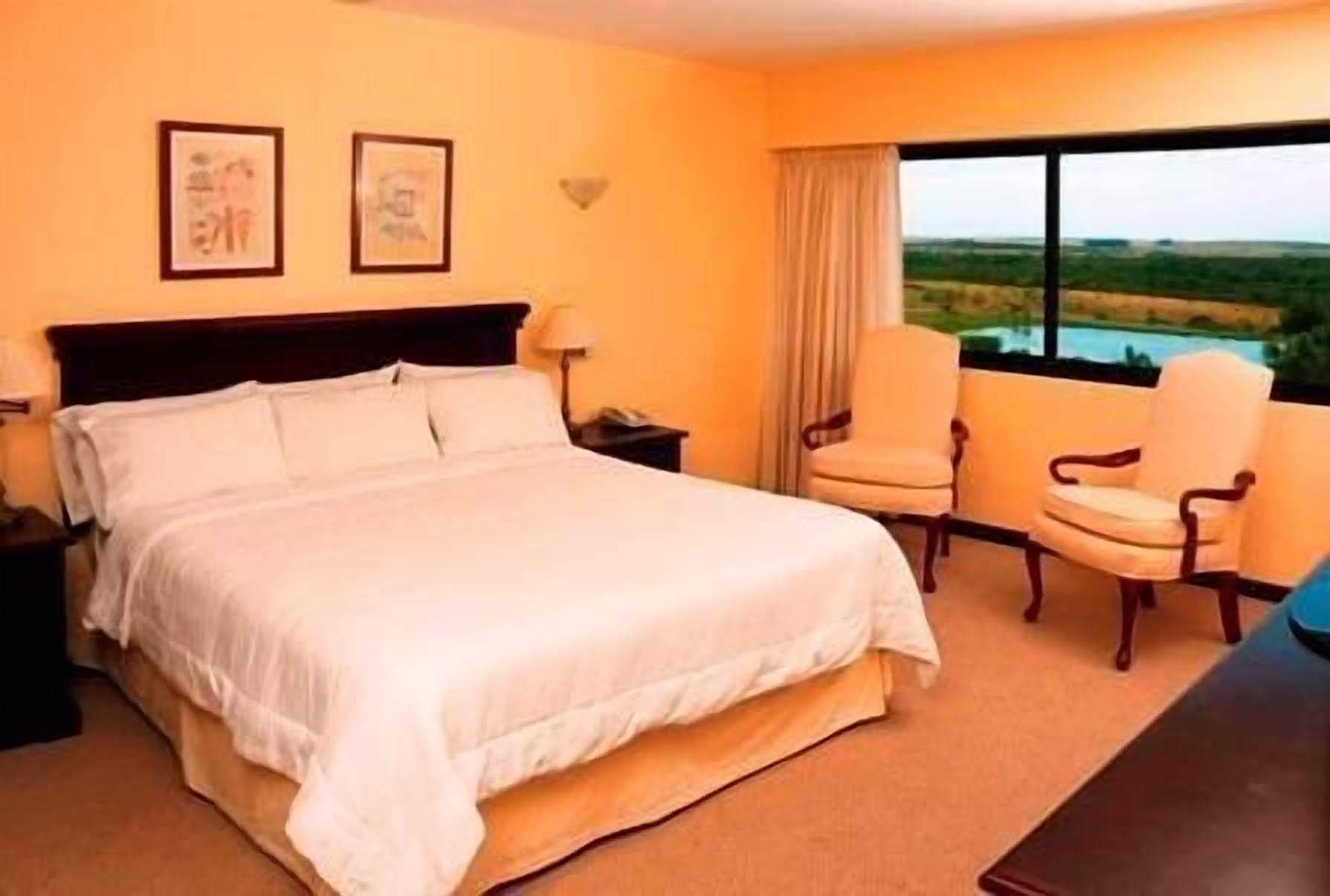 Minibar, coffres-forts dans les chambres, bureau