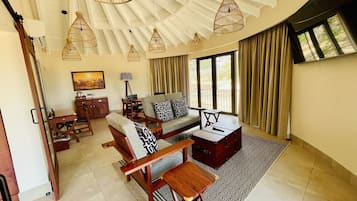 EXECUTIVE SUITE ROOM | Living area | 32-inch LED TV with satellite channels, TV