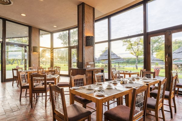 2 restaurants; ze serveren er ontbijt, lunch en diner
