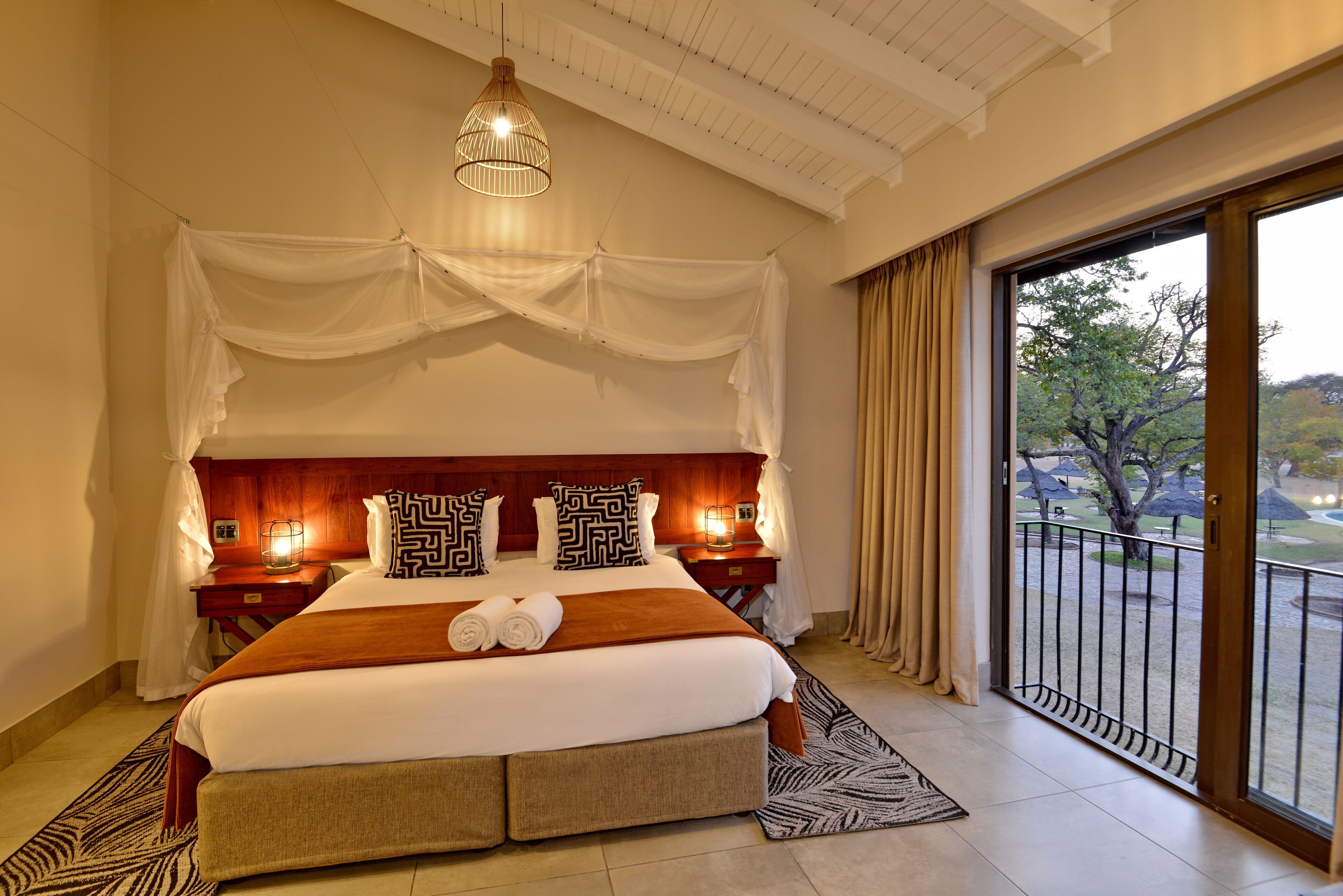 EXECUTIVE SUITE ROOM | Egyptian cotton sheets, premium bedding, individually decorated