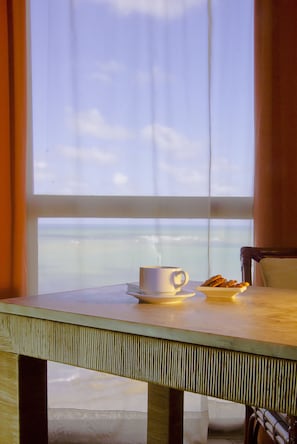 Premium Casal, de Frente para a Praia | Minibar, in-room safe, desk, blackout drapes - Dorisol Recife Grand Hotel (Jaboatao dos Guararapes)